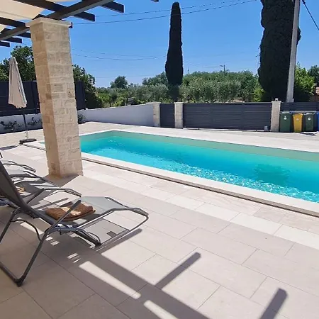 וילה Dominus With Swimming Pool *