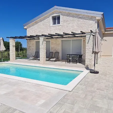 Dominus With Swimming Pool אומאג